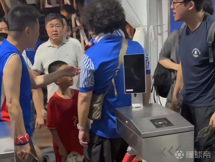 看台文化的冲突与反思